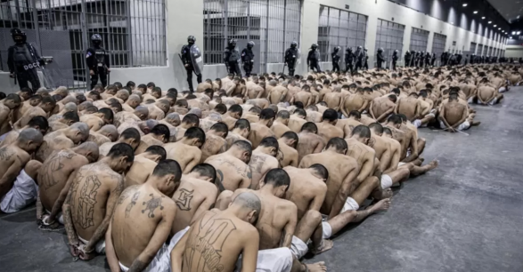 La mega-cárcel de Bukele: Así es la polémica prisión de El Salvador por dentro
