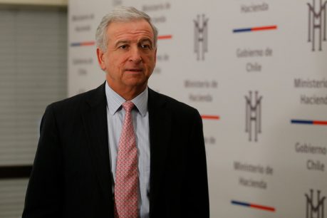 Exministro de Hacienda Felipe Larraín advirtió que proceso constituyente y reforma tributaria 'están frenando la economía del país'