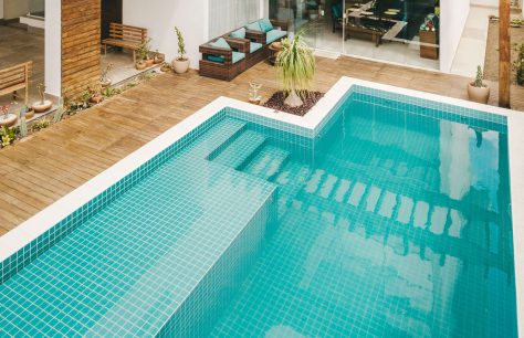 ¡Ya comienzan las tardes de piscina! Descubre cómo mantener tu piscina impecable este verano 2024