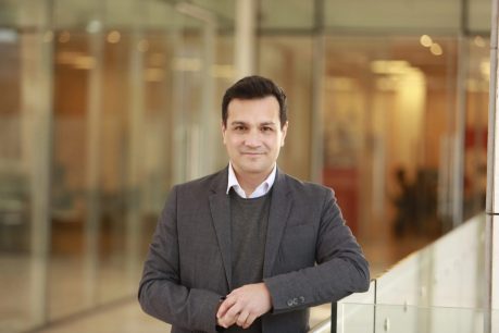 Fabián Barrera, académico UAndes, explicó estudio que dice que 4 de cada 10 chilenos está triste