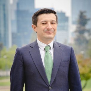 Abogado Alberto Precht considera que Cathy Barriga utiliza una estrategia de "victimización" en torno a su formalización