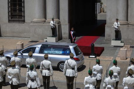Los últimos honores: El emotivo paso del cortejo fúnebre de Sebastián Piñera por La Moneda