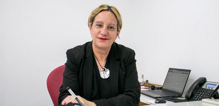 Constanza Mazzina, académica UDD: "El problema de Argentina siempre fue la confianza en sus instituciones"