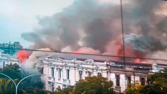 Gran incendio afecta a locales comerciales en Avenida Brasil: evacúan universidad cercana