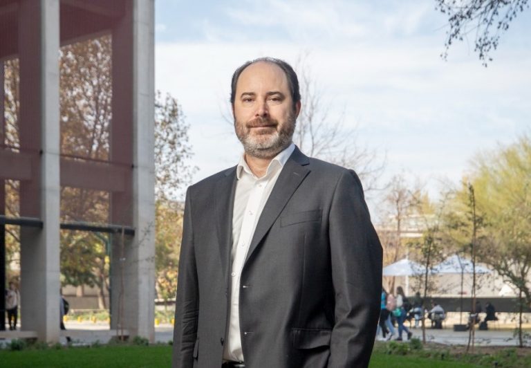 Director de Instituto de Economía UC: "Como país tenemos la inversión en el suelo"