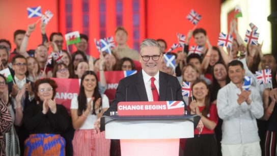 Elecciones en Reino Unido: ¿Cómo se explica la aplastante victoria del Partido Laborista?