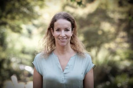 Mujer Impacta | Constanza Daniels y Fundación Revivir, condominios tutelados y atención domiciliaria para la tercera edad