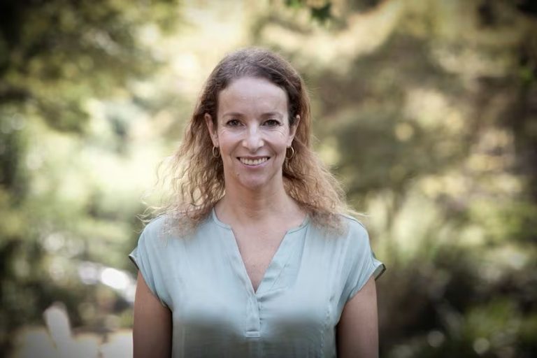 Mujer Impacta | Constanza Daniels y Fundación Revivir, condominios tutelados y atención domiciliaria para la tercera edad