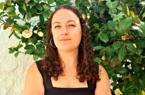 Académica Rachel Théodore advierte que "si se hacen mal las cosas, la ultraderecha va a llegar al poder" en Francia