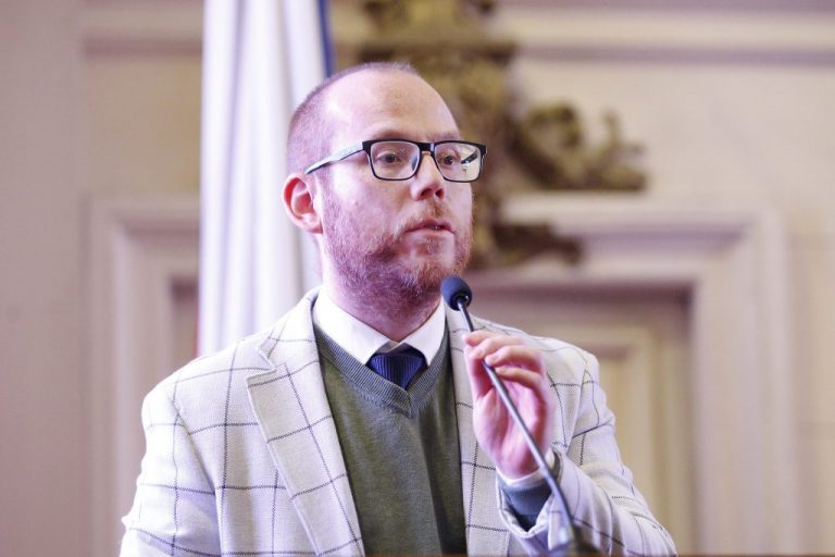 Académico Humberto Verdejo asegura que fórmula del ministro Pardow "no es una salida adecuada y no resolverá el problema de fondo”