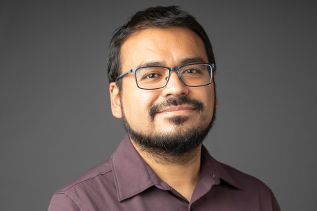 Economista Juan Bravo advierte sobre alza de la informalidad: "En Chile hay 835 mil asalariados informales del sector privado"