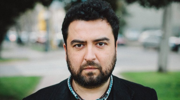 Oscar Contardo: "Hay cierta dirigencia del Frente Amplio de origen privilegiado que se acerca a la gente no privilegiada con una condescendencia irritante"