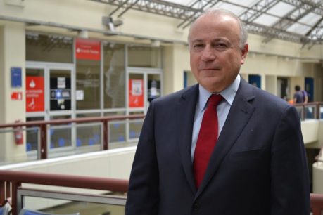 Santiago González, rector Ucen: "Tenemos aranceles de gratuidad que a veces complican la educación de calidad"
