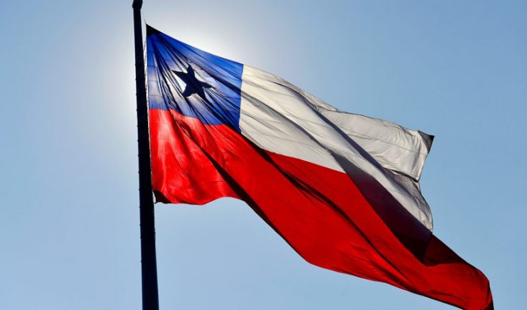 CEO de Kastor explicó cómo izar la bandera nacional durante Fiestas Patrias: "La estrella debe estar en el lado del corazón de la persona que esté mirando"