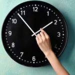 Directora Magíster en Neurociencias entra al debate por el cambio de hora: "En términos fisiológicos, lo ideal es mantener el horario de invierno"