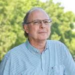 Investigador Claudio Sapelli explica el vínculo entre el deterioro del ingreso de los jóvenes con el estallido social