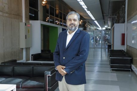 Académico de la Facultad de Economía y Negocios de UNAB por endeudamiento de jóvenes: "La base de la economía chilena está centrada en el consumo" 