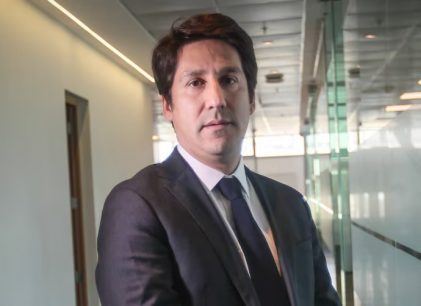 Economista Felipe Jaque sostiene que en Chile "ya no nos destacamos respecto de la región, estamos en bastantes problemas de institucionalidad"