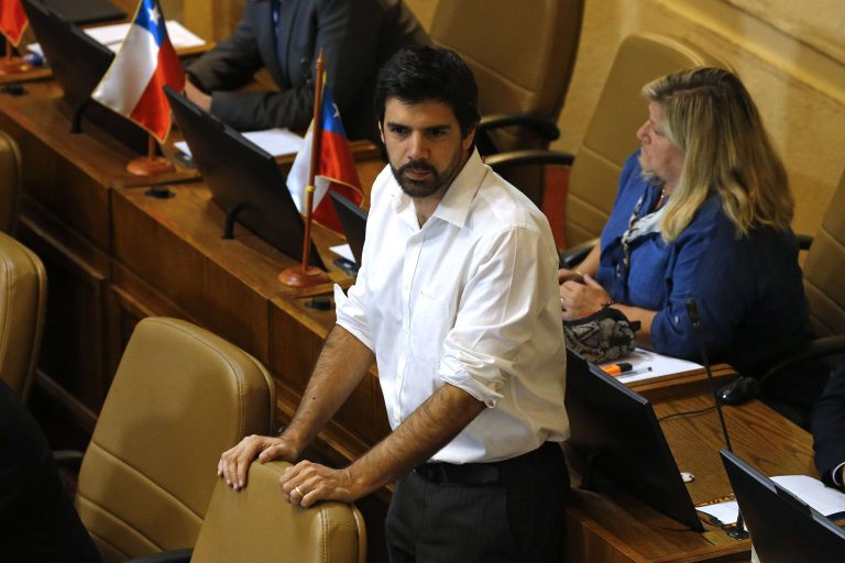 Jefe de bancada de la UDI y allanamiento al diputado Lavín: "Lo he llamado y no me ha contestado"