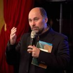 Capellán del Hogar de Cristo nos cuenta todos los detalles del libro "1944-2024: 80 avances para reducir la pobreza en Chile"