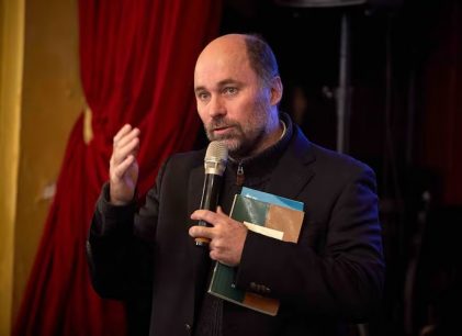 Capellán del Hogar de Cristo nos cuenta todos los detalles del libro "1944-2024: 80 avances para reducir la pobreza en Chile"