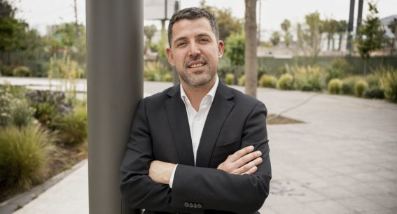 Alcalde Reyes llama a la centroderecha a no cerrarse ante eventuales primarias y entrega su apoyo a Carter