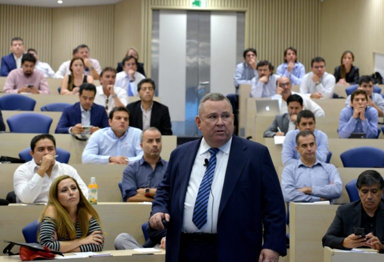 Roberto Bonifaz ve una probabilidad "sumamente alta" de que el dólar llegue a mil pesos antes de fin de año