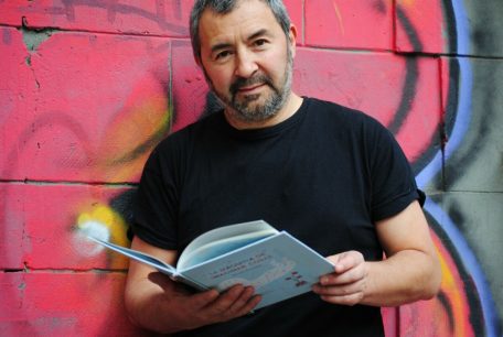 "Tu voz existe": Biografía de Pedro Lemebel revela detalles desconocidos sobre su vida