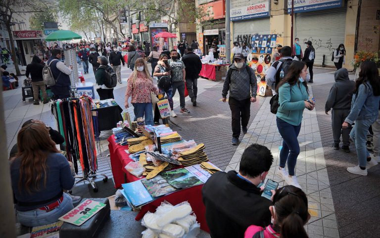 El auge del comercio ambulante en Santiago: Un tercio de los chilenos admite comprar en el mercado informal