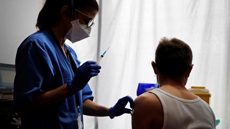 Presidente de la SOCHIPE por dichos de Kaiser: "La efectividad de las vacunas no es un invento"