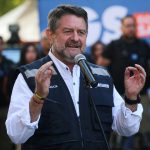 Carabineros realiza diligencias en casa de Claudio Orrego y en GORE Metropolitano