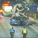 Dos personas fallecidas deja colisión entre vehículo y camión cisterna de cemento en la Autopista Central