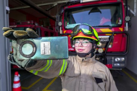 "Mi HONOR sobrevivió al fuego": bombera rescata su teléfono intacto tras combatir incendio forestal