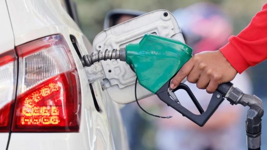 Confirman nueva caída en precio de los combustibles: Bencinas bajarán hasta $100 y el diésel $155 desde este jueves