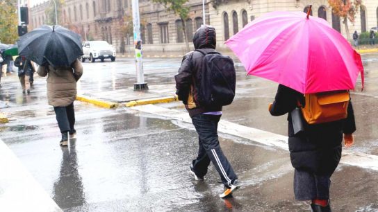 Por lluvias y posibles derrumbes: Estas son las 10 comunas de la RM en donde se declaró Alerta Temprana Preventiva