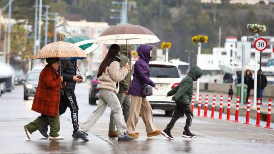 Santiago podría recibir hasta la mitad de toda la lluvia de un año: Estas son las comunas donde más agua caería