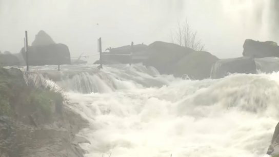 Restringen acceso a los Saltos del Laja por aumento de caudal: Video muestra impactante crecida del río