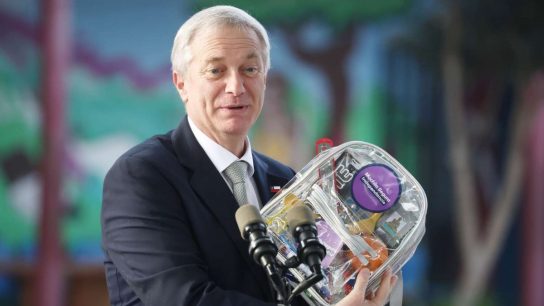 Presidente Kast promulga la ley Escuelas Protegidas y defiende la revisión de mochilas: “El que nada hace, nada teme”