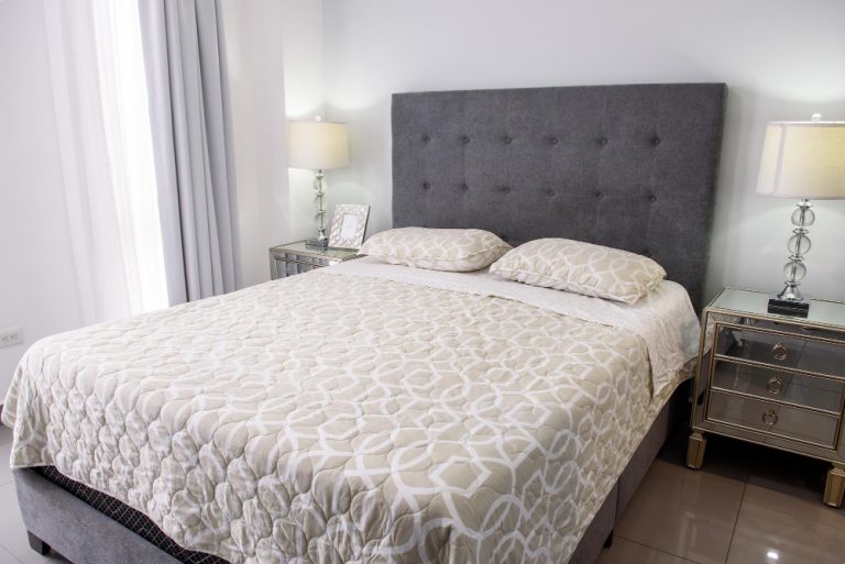 ¿Cómo elegir un respaldo de cama según tamaño, material y estilo?