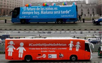 "Bus de la diversidad" recorre Santiago como respuesta al polémico "Bus de la libertad"