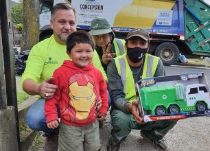 ¡Qué lindo gesto! Recolectores de basura le regalan camión de juguete a niño que los saludaba a diario