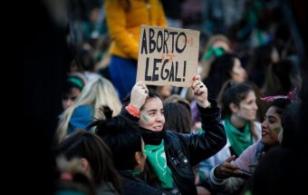 Encuesta global muestra que 60% de chilenas y chilenos está a favor de legalizar el aborto hasta las 6 semanas