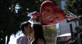 San Valentín: Estos son los regalos preferidos por los chilenos (Y los no tan bien recibidos)
