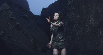Björk "celebra" erupción de volcán en Islandia donde grabó un videoclip