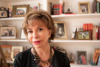 "Lloré y me estremecí": Isabel Allende se emociona y recomienda la serie sobre su vida