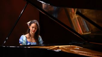 ¡Seca! Pianista pascuense se convirtió en la primera chilena en liderar ranking Billboard de música clásica