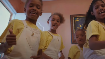 De un simple video casero a Netflix: La historia del viral de las niñas tras el "Claro que yes"
