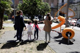 Un espacio para jugar fuera de casa: Por qué es importante evaluar horarios al aire libre para niños