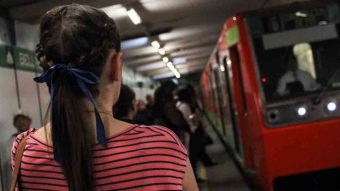 Crearán plan para frenarla: 9 de cada 10 mujeres de la RM sufrió acoso en el transporte público
