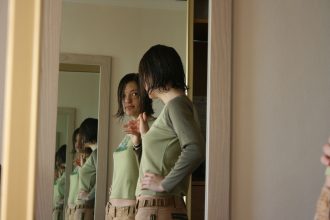 ¿Qué piensas cuando te ves al espejo? Estudio muestra que la mayoría de las mujeres están disconformes con su imagen física